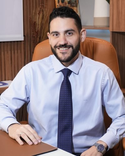 Dr. André Manuel Pereira, ortopedista e traumatologista, em seu consultório
